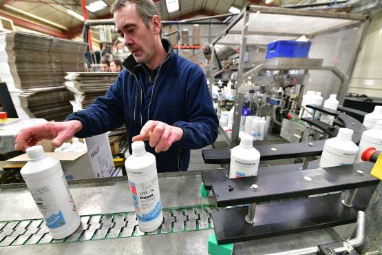 Covid-19 : l’entreprise Eyrein Industrie (Corrèze) en plein rush pour satisfaire la demande de production de gel hydroalcoolique